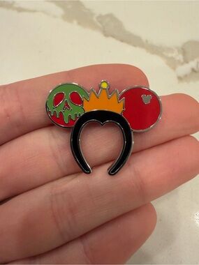 Disney pin - Hidden Mickey - 2026 Evil Queen Headband - Wave A
